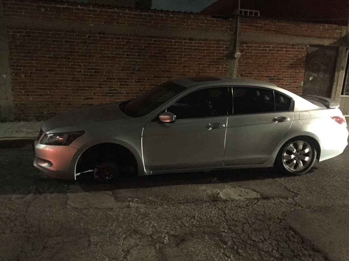 Sujeto desvalija autos en inmediaciones de la UPAEP