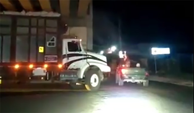VIDEO Encañonan a chofer y roban tractocamión en Huixcolotla 