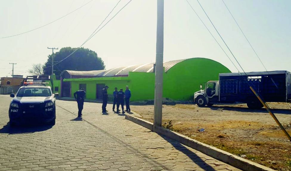 Policías frustran robo de camión repartidor de refrescos en los Reyes de Juárez