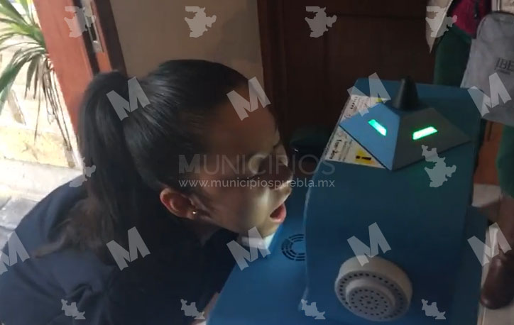 VIDEO Con robot buscan prevenir contagios de covid en escuela de San Pedro Cholula