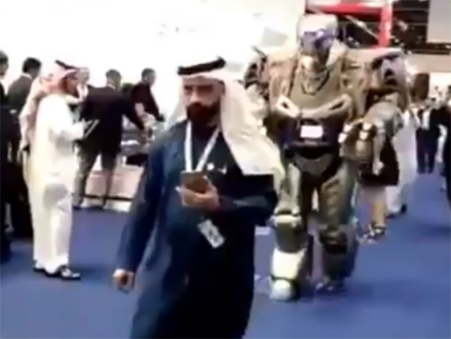 VIDEO Emir de Bahréin presume su robot guardaespaldas en Dubai