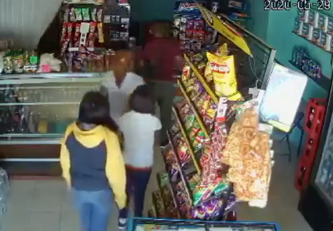 VIDEO Así es como una familia roba en tienda de Tepeaca