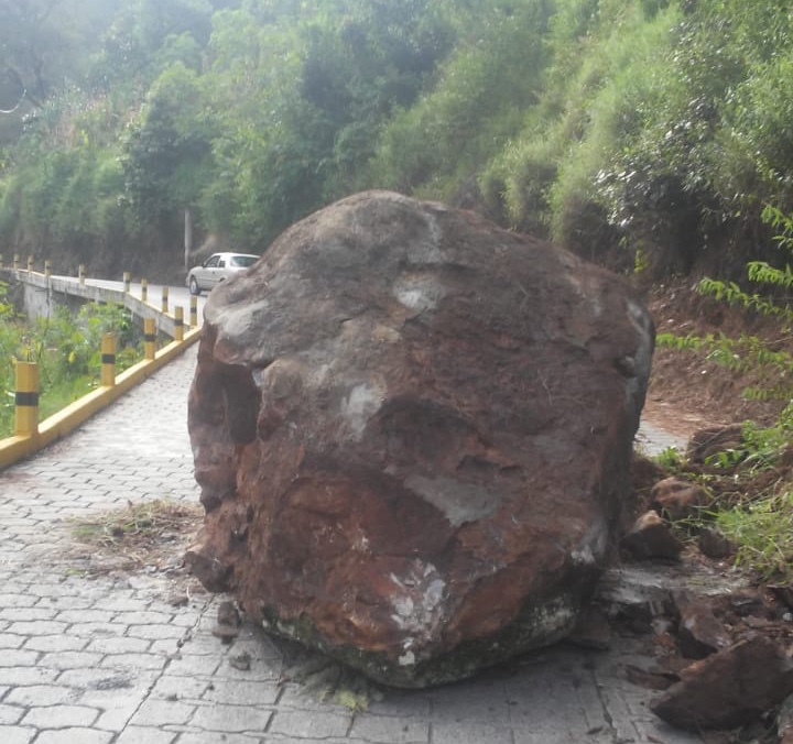 VIDEO Cierran camino a Cuacuila por desprendimiento de rocas