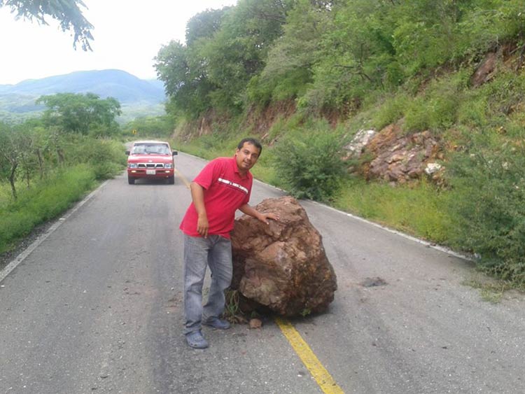 Por lluvias cae roca sobre la carretera Tulcingo - Tlapa