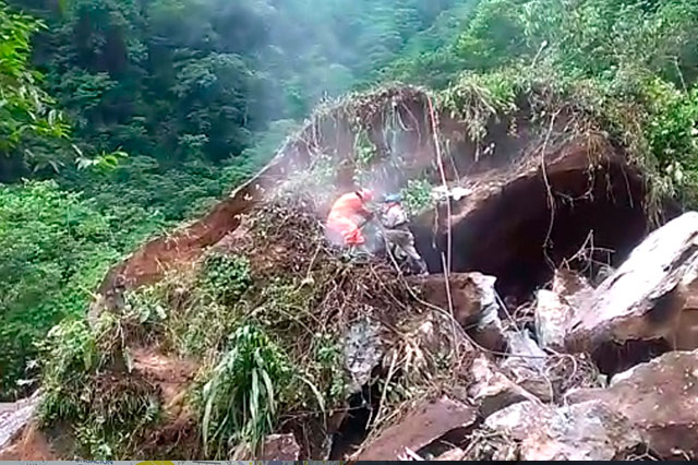 Lluvia impide dinamitar roca que cerró la Pezmatlán-Mazatepec