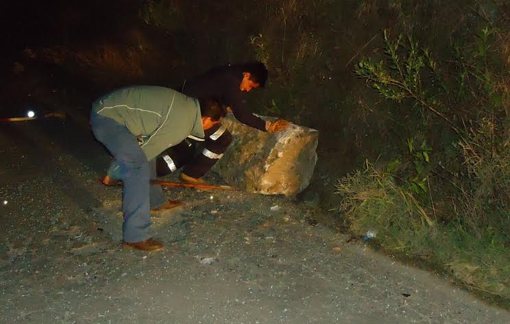 Cae roca sobre autobús de pasajeros en Zacapoaxtla