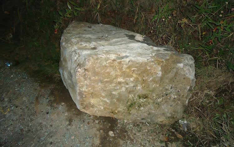 Cae roca sobre autobús de pasajeros en Zacapoaxtla
