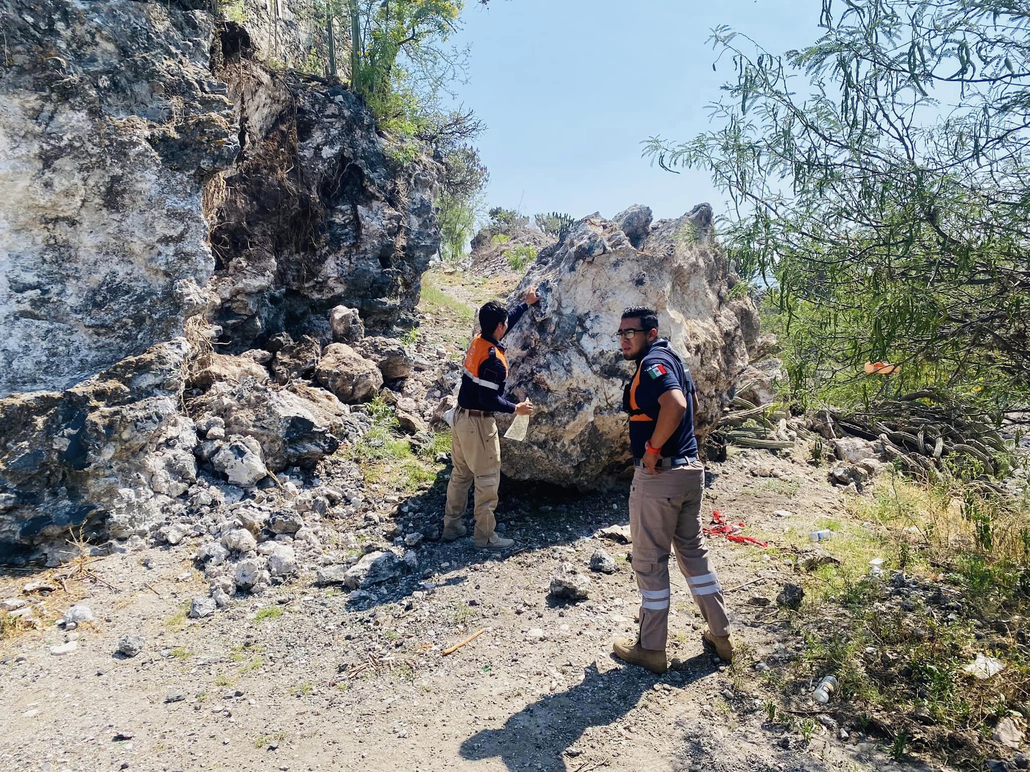 Se desprende roca de 6 metros de alto en Santuario del Calvario en Tlacotepec