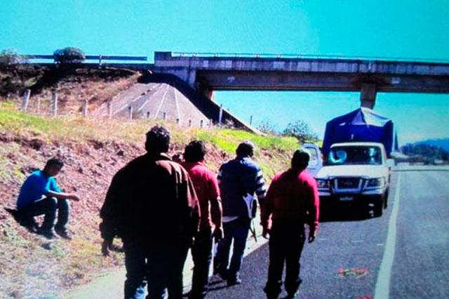 Con lluvia de piedras atacan y asaltan en autopistas de Puebla