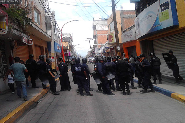 Entre heridos y detenidos, Texmelucan saca ambulantes de calles