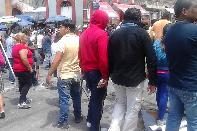 Entre heridos y detenidos, Texmelucan saca ambulantes de calles