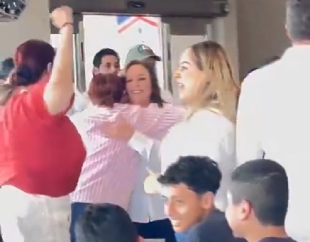 VIDEOS Jarochos corren a gritos a Rocío Nahle del Café de la Parroquia
