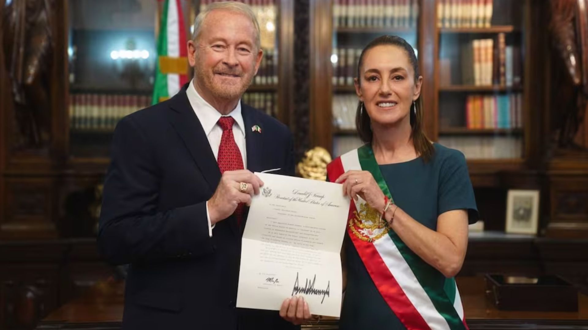 Sheinbaum recibe credenciales del nuevo embajador de EU, Ronald Johnson