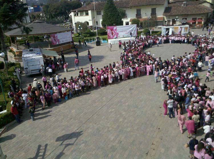 Cientos de mujeres y hombres realizan lazo rosa contra el cáncer de mama