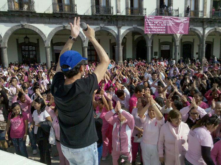 Cientos de mujeres y hombres realizan lazo rosa contra el cáncer de mama
