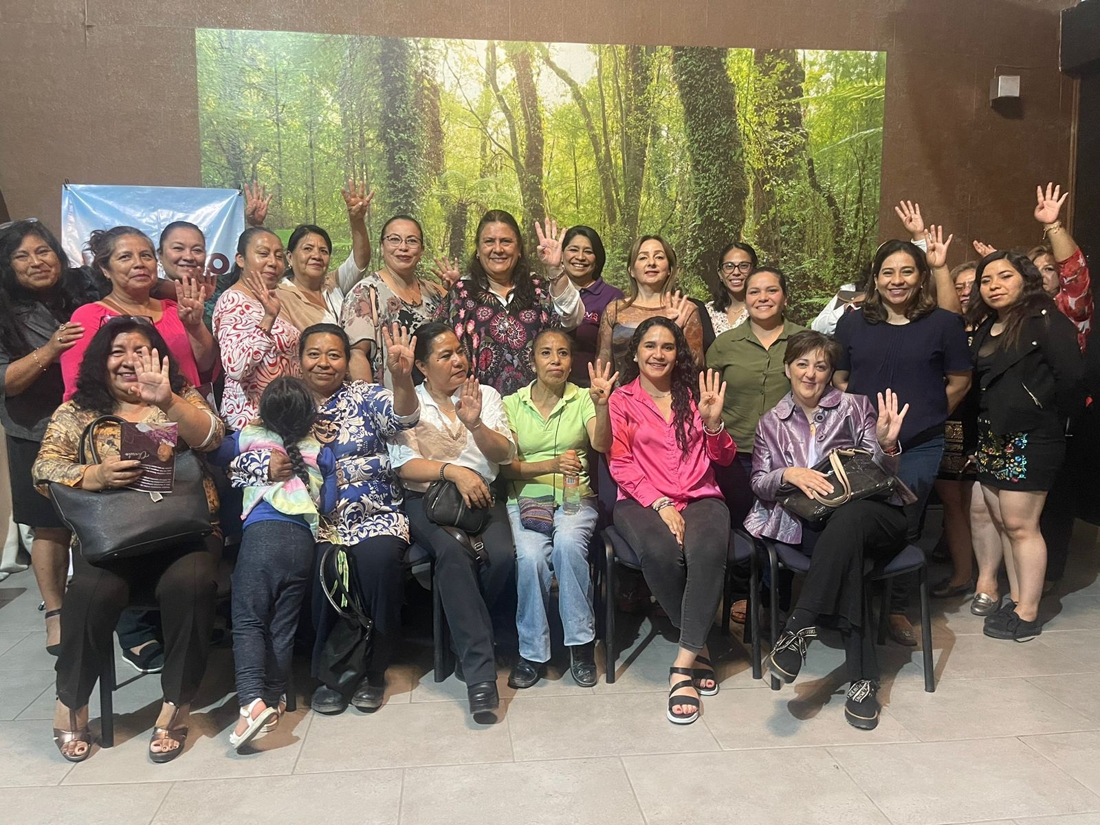 Se reúne Rosario Orozco con colectivo de mujeres FEMS en Tehuacán