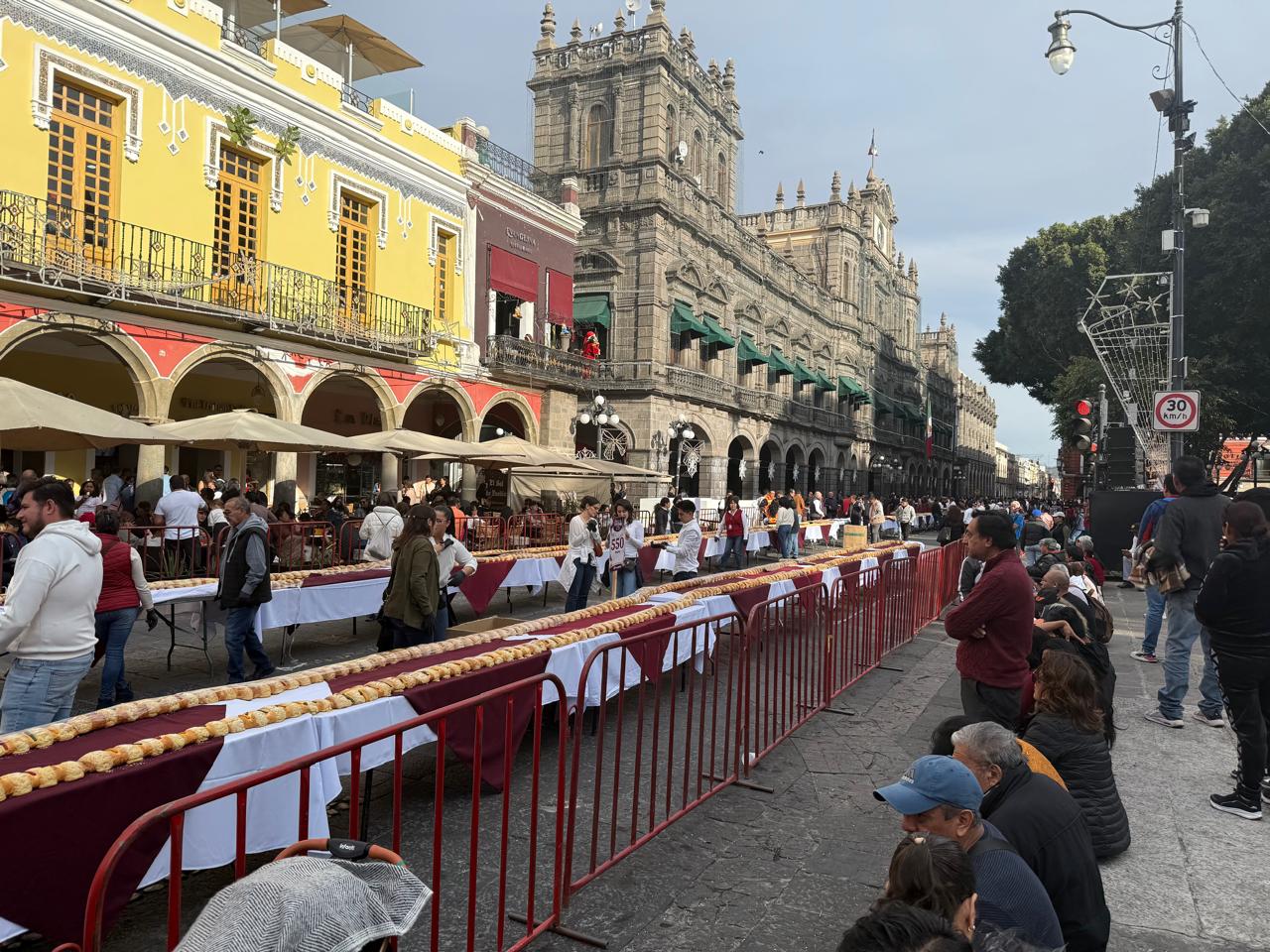 Todo listo para la partida de una monumental Rosca de Reyes en el zócalo