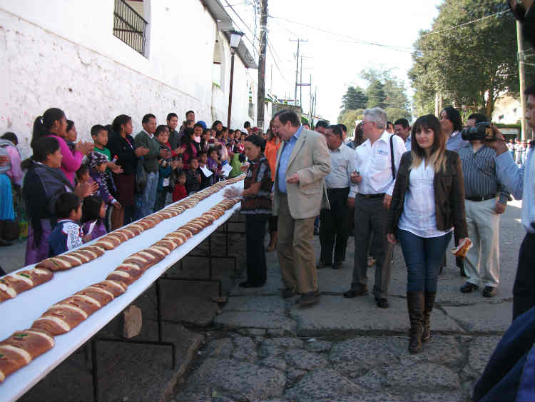 Parten gigantesca Rosca de Reyes de 4.5 km en Teziutlán