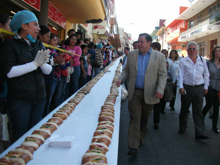 Parten gigantesca Rosca de Reyes de 4.5 km en Teziutlán