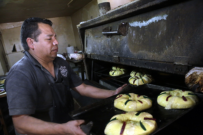 Panaderos reportan buenas ventas de roscas en Izúcar