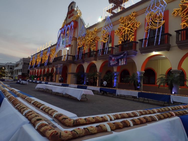 Parten Rosca de Reyes de más 240 metros en Ajalpan  