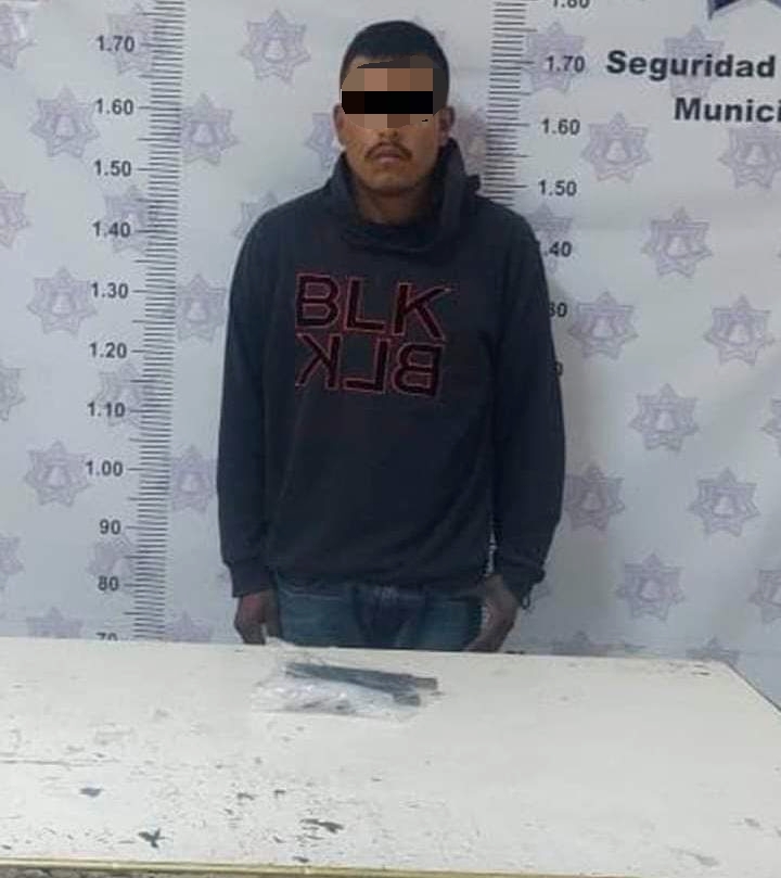 Policías de Tlacotepec detienen a sujeto con arma y auto robado