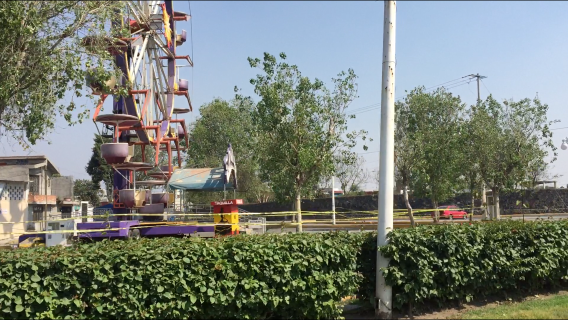 Desmantelan rueda de la fortuna de la Villa Iluminada en Atlixco