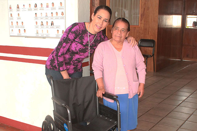 DIF Zacapoaxtla entrega sillas de ruedas a gente de bajos recursos