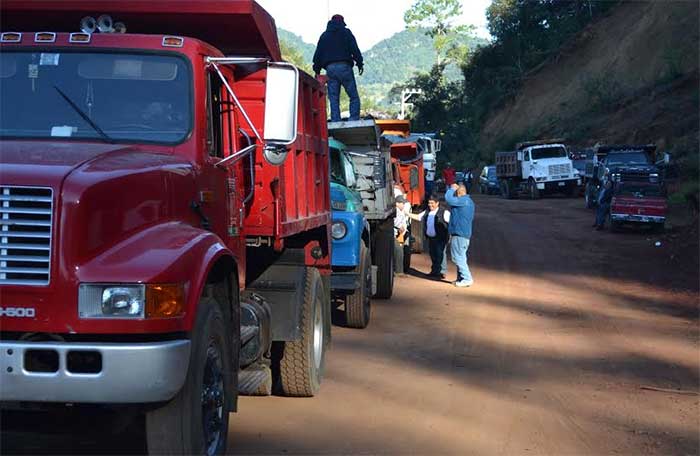 Ayuntamiento de Zacapoaxtla realiza mantenimiento de caminos