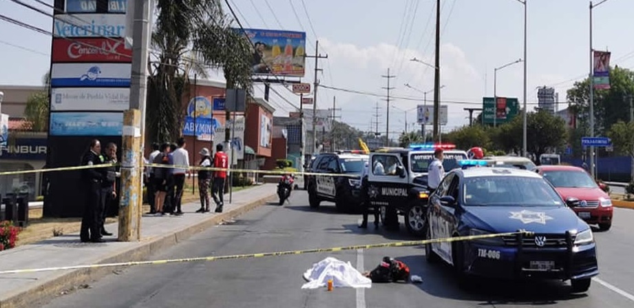 Cafre atropella y mata a mujer frente a Parque Puebla