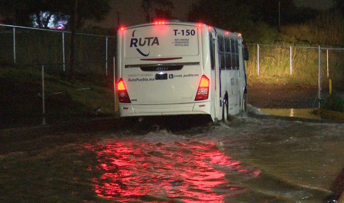 Se inunda terminal de Ruta en Tlaxcalancingo ante lluvias