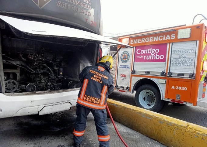 Unidad de RUTA se incendia y pasajeros fuerzan puertas para salir