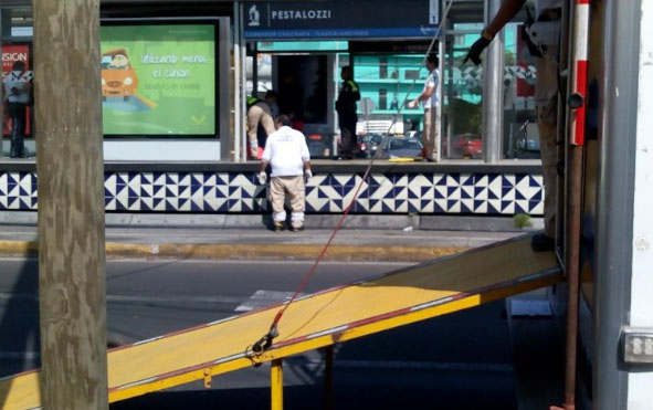 Se caen del paradero de RUTA; hay cinco heridos