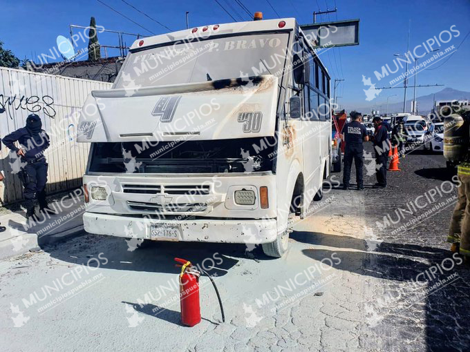 Se incendia microbús de la ruta 4 con todo y pasaje en Puebla