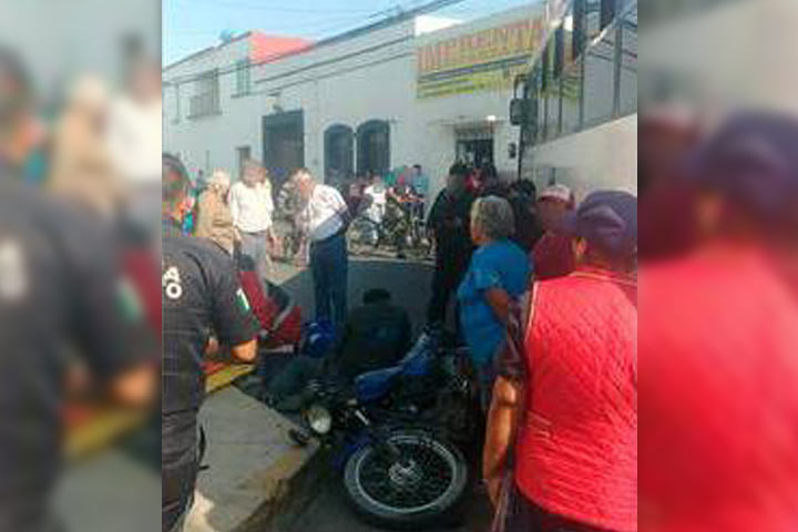 Embiste ruta 100 a familia que viajaba en motocicleta en Amozoc