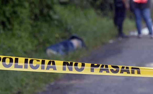 Niño muere al caer de batea de camioneta en Atzala