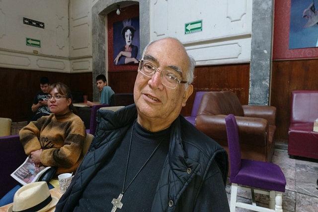 Padre Gustavo ayuda a migrantes y le roban su auto
