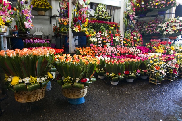 Se incrementa venta de flores y visitas al panteón por 10 de Mayo