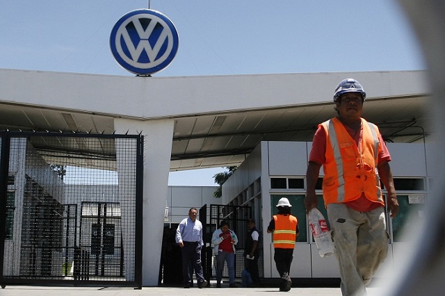 Mueren en fin de año 7 trabajadores de VW; se sospecha que por Covid19