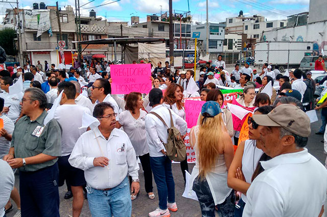 Cientos exigen en las calles renuncia del alcalde de Texmelucan