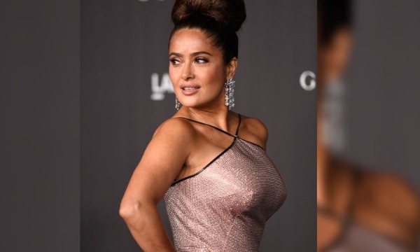 En bikini Salma Hayek se despide del año 2020