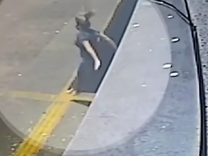 VIDEO Chica salta de segundo piso de edificio para escapar de violador