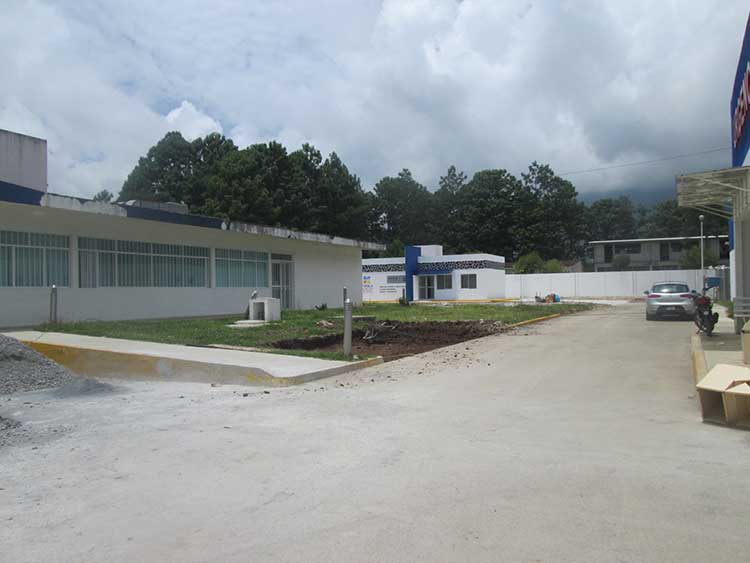 Delegan servicios en hospital de Huauchinango por retraso de obras