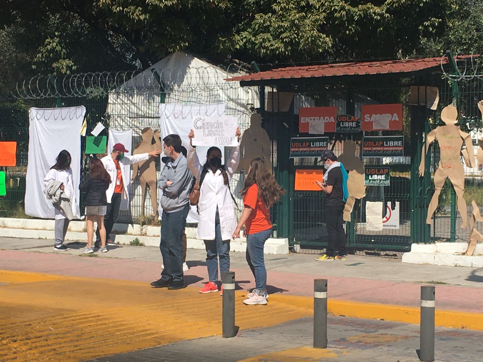 Estudiantes de la salud de la UDLAP exigen liberar el campus