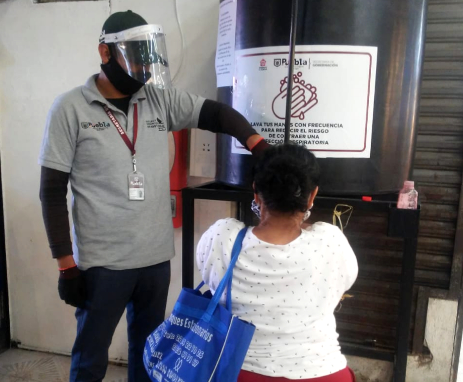 Colocan 42 lavamanos en mercados del municipio de Puebla