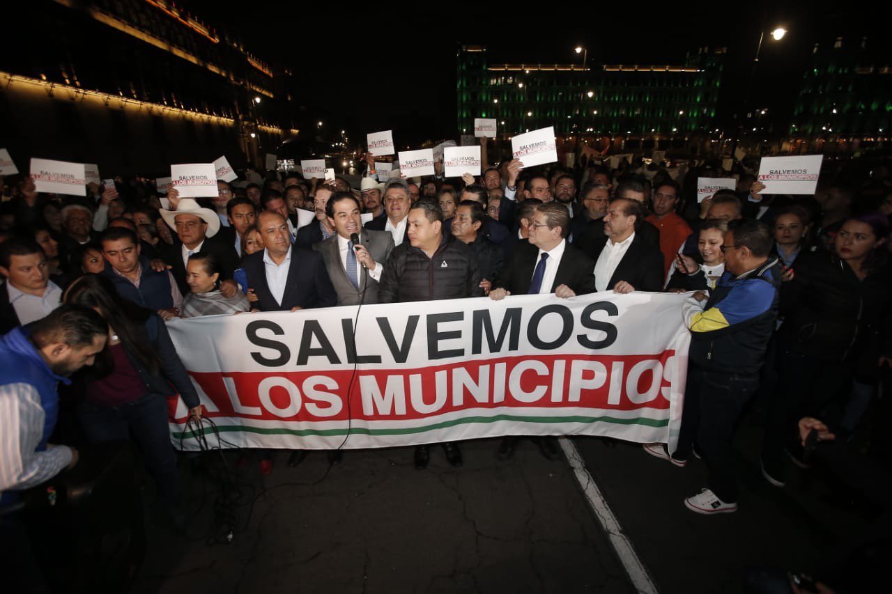 AMLO recibe con gas lacrimógeno a ediles del PAN y PRD