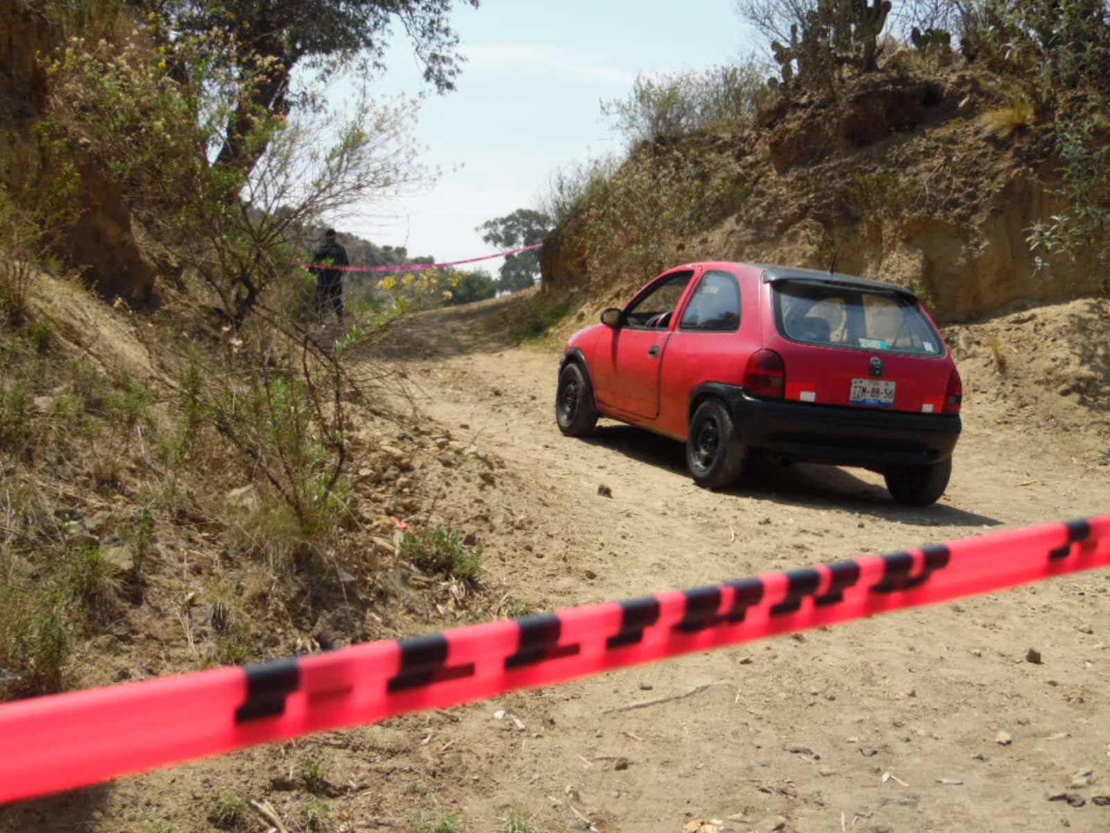 Hallan cadáver de hombre dentro de auto en Ciudad Serdán