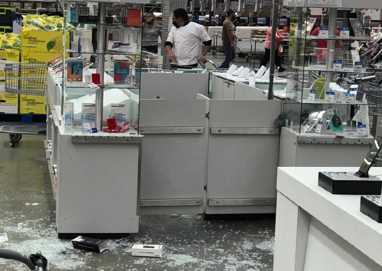 Grupo armado rompe vitrinas y roba celulares en Sams La Noria, en Puebla