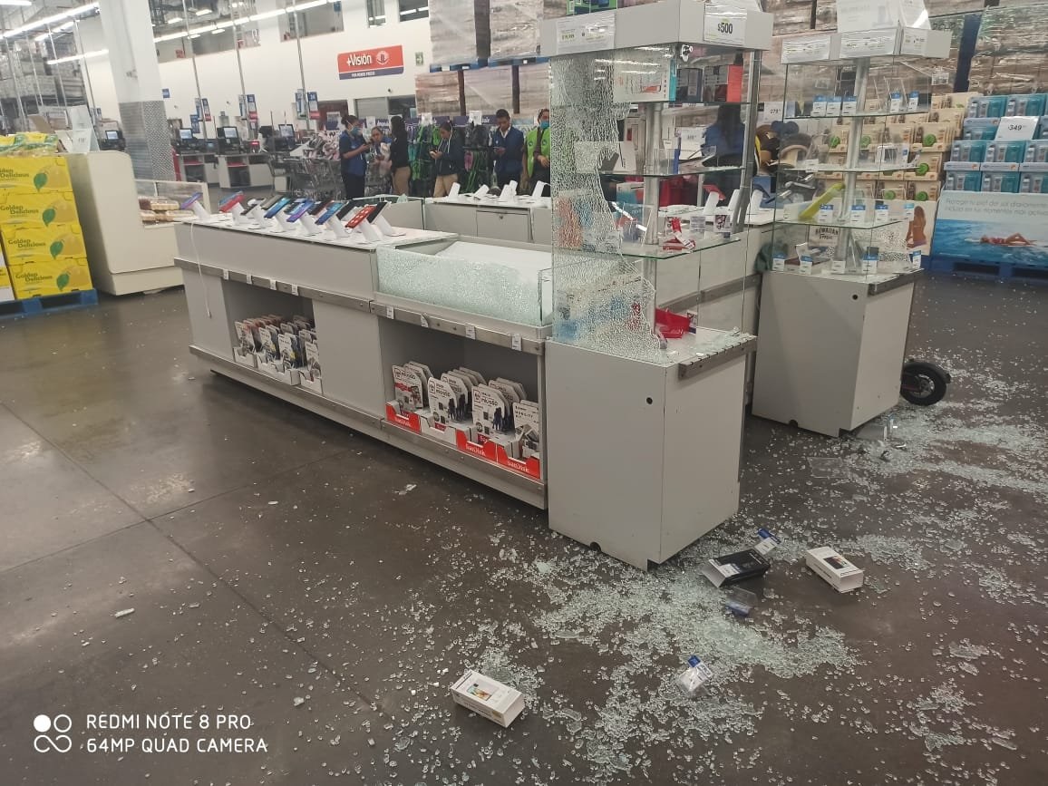 Comando asalta Sam’s de Periplaza y arrasan con celulares