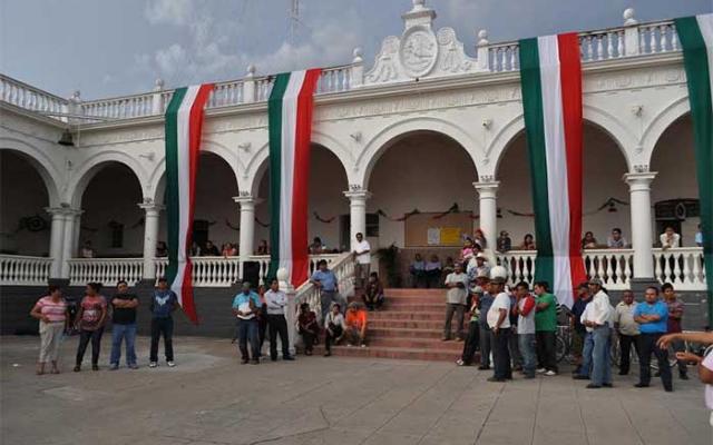 Prohíben disparos en ceremonia del Grito en Acatlán de Osorio